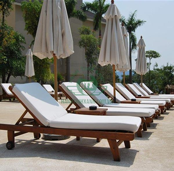 Ghế gỗ dùng ở bể bơi gần gũi với thiên nhiên