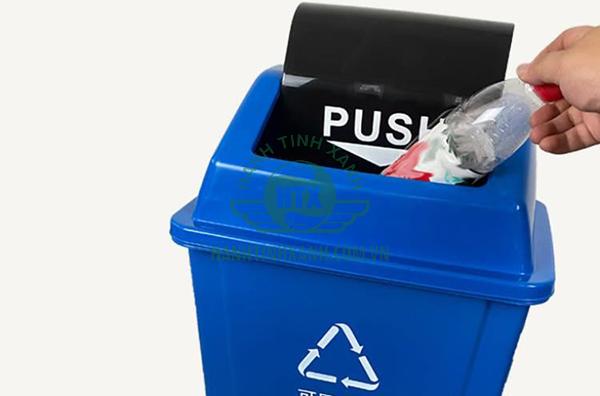 So sánh thùng rác nhựa đạp chân và thùng rác nhựa nắp bập bênh