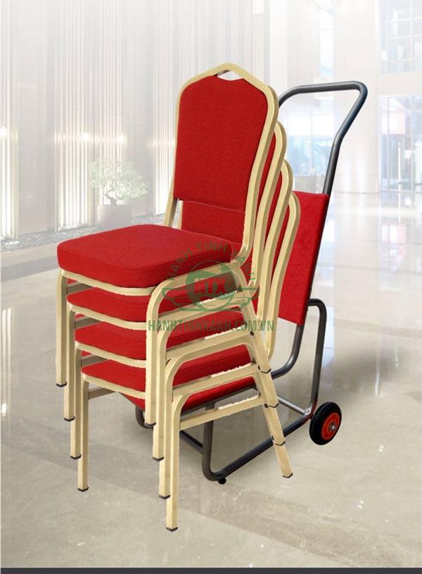 Xe đẩy ghế 2 bánh thường chở được số lượng ghế ít hơn