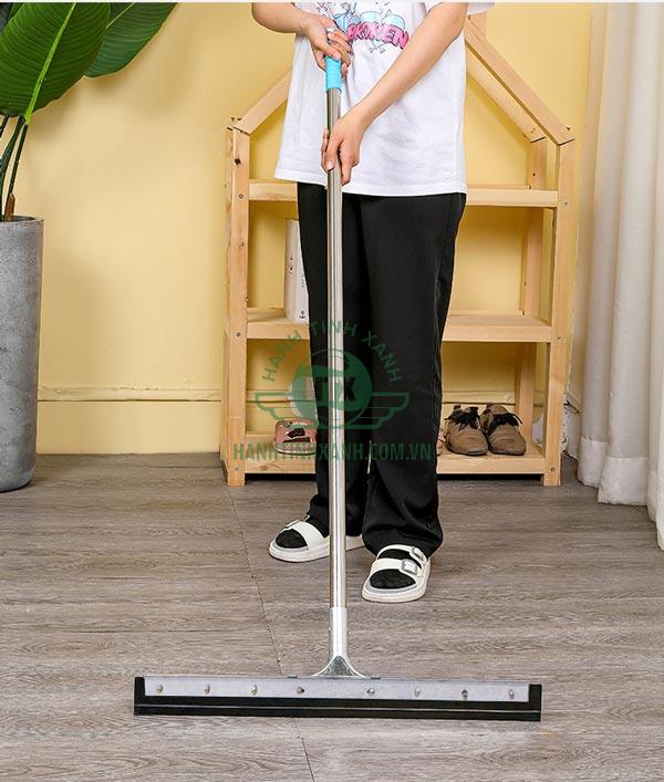 Cây gạt sàn là thiết bị cần được vệ sinh, làm sạch sau khi sử dụng để tăng độ bền