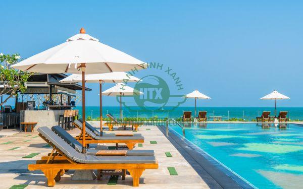 Nên trang bị đủ số lượng ghế bể bơi để khách an tâm khi dùng