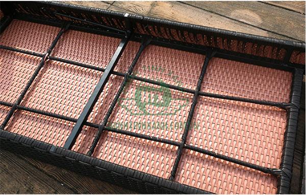 Kiểm tra xem khung ghế còn chắc chắn không