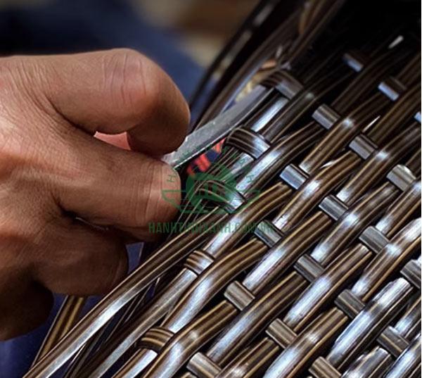 Kiểm tra màu sắc, độ mới của chất liệu - đơn cử như mây nhựa