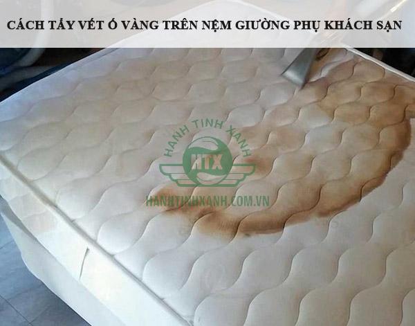 Vết ố vàng lâu ngày trên nệm giường phụ khách sạn