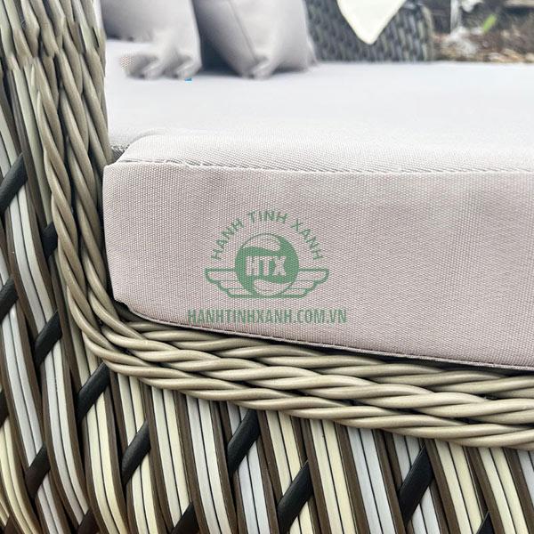 Nệm cần phải dày và vừa khít với giường hồ bơi