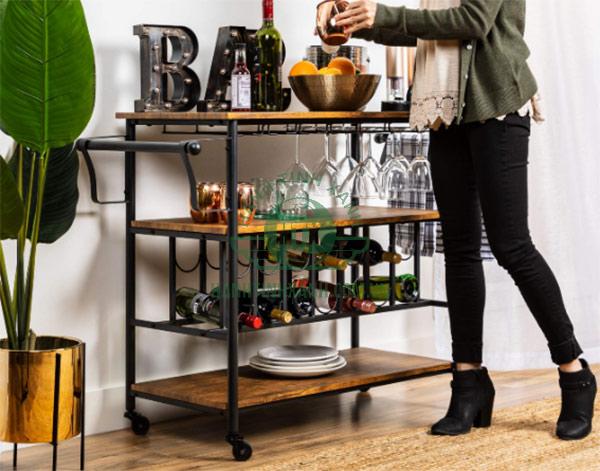 Đẩy xe di chuyển khó khăn - Dấu hiệu cần thay mới xe đẩy phục vụ rượu