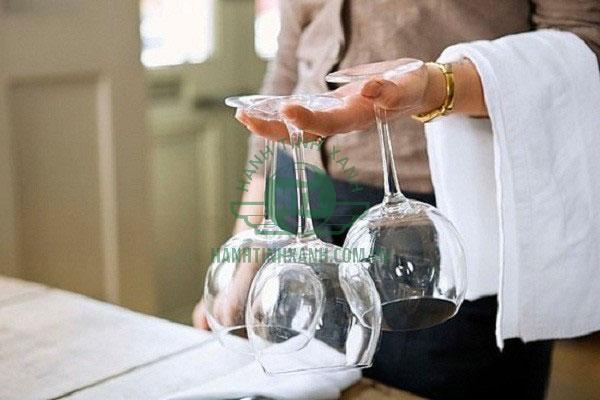 Khăn vải sạch làm sạch ly đựng rượu