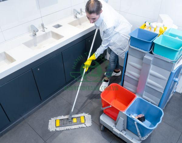 Vệ sinh nhà hàng là điều cần làm thường xuyên