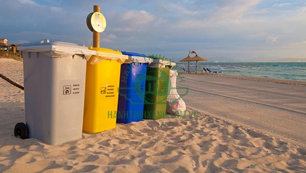 Thùng rác nhựa thu gom rác ở bờ biển