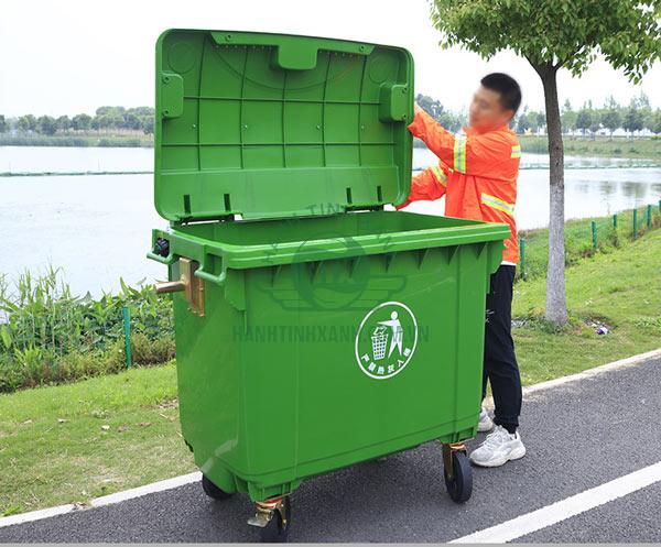 Phần nắp thùng rác dễ dàng đóng mở