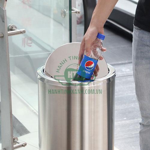 Thùng rác nắp kín sẽ ngăn mùi hiệu quả hơn