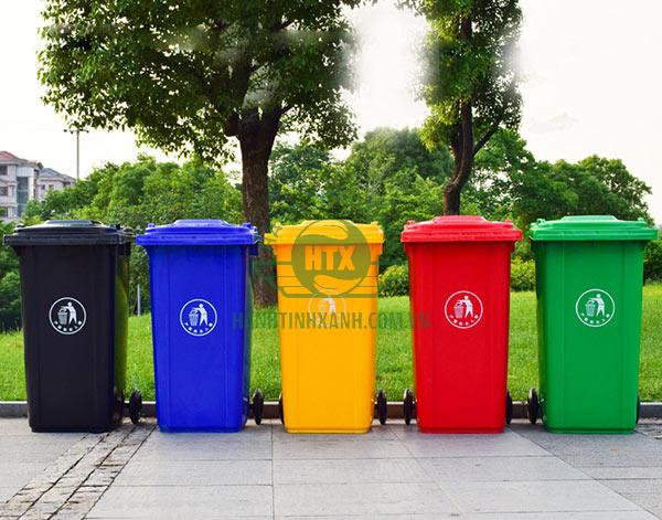 Hầu hết thùng rác công cộng đường phố đều có nắp