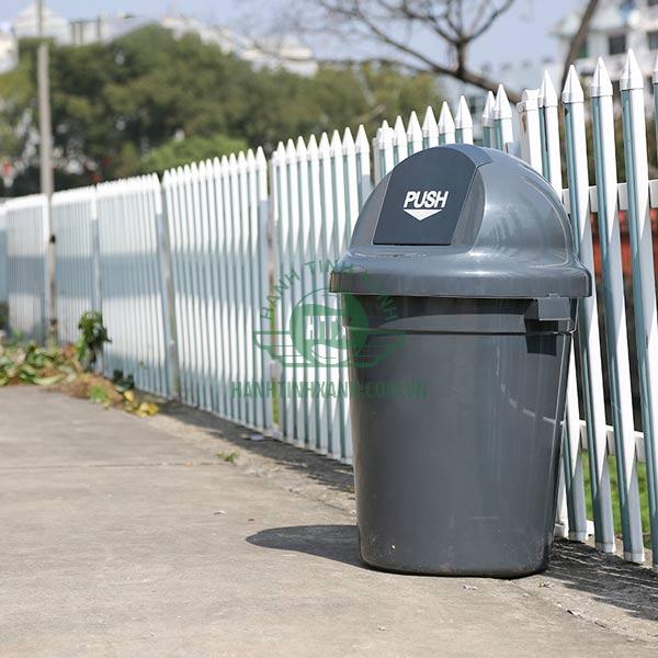 Thùng rác 1 ngăn có nắp được sử dụng khá phổ biến