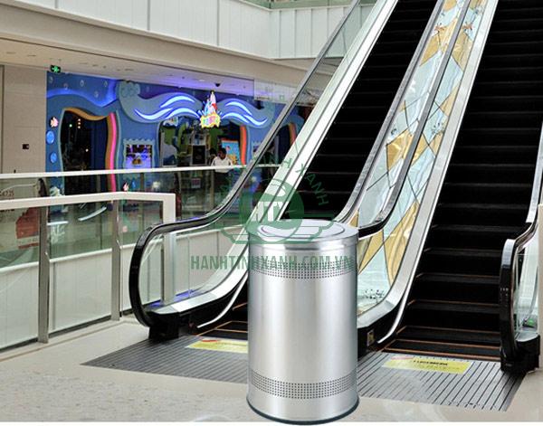 Thùng rác đặt tại thang máy trung tâm thương mại