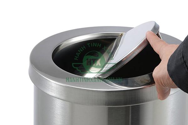 Nắp bập bênh của thùng rác inox