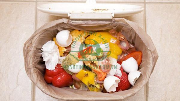 Trong thùng rác nên để 1 túi ni-lông lót giúp đựng rác sạch và dễ vứt bỏ.
