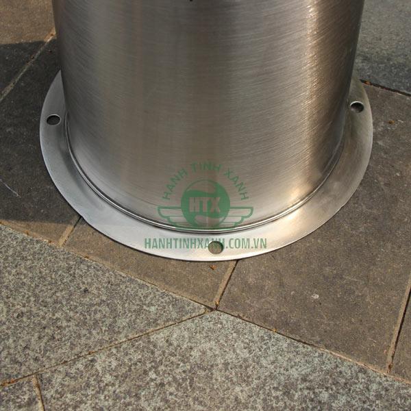 Trụ gạt tàn ngoài trời có chân đế cố định trực tiếp vào mặt sàn
