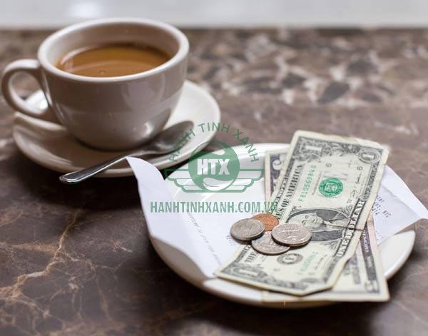 Tiền tips hay còn gọi là tiền bo, là khoản khách hàng thưởng thêm cho nhân viên phục vụ