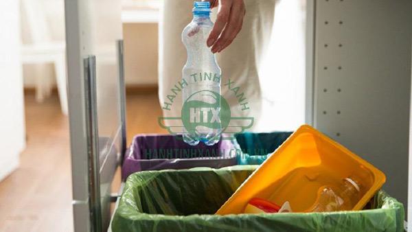 Xung quanh thùng rác cũng rất bẩn, cần được quét dọn thường xuyên