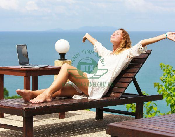 Ghế tắm nắng bằng gỗ mang đến sự vững chãi khi ngồi