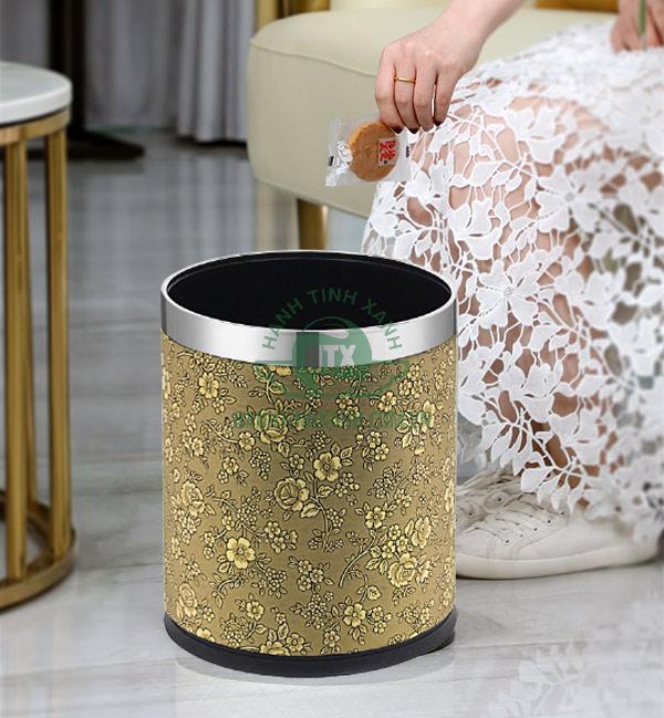 Thùng rác không nắp phù hợp với các loại rác thải khô