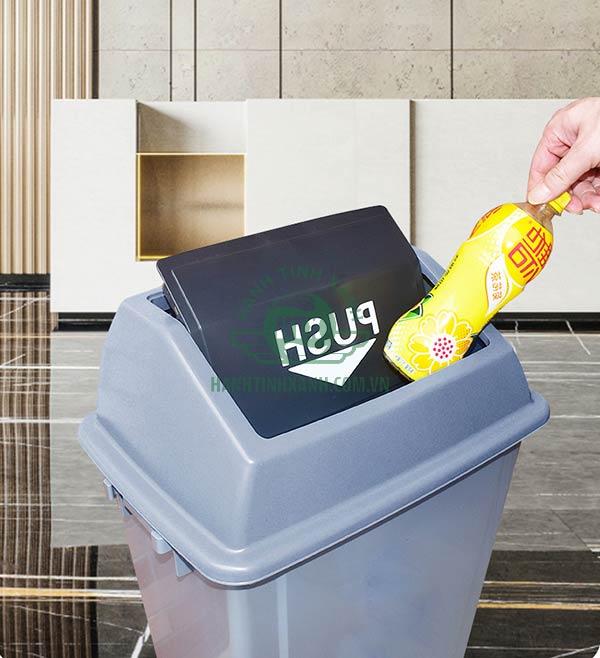 Kiểu dáng thùng rác nắp lật rất được tin dùng