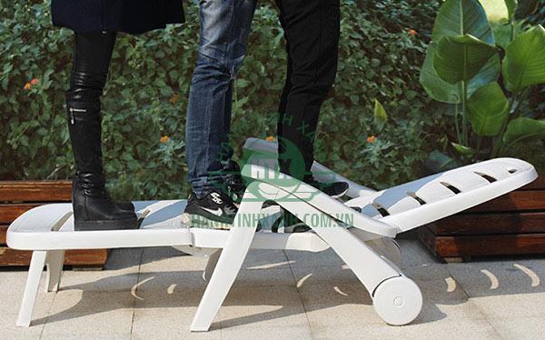 Ghế hồ bơi có bánh xe cũng rất vững chãi, chịu lực tốt