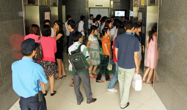 Chen lấn, xô đẩy là hình ảnh rất dễ thấy tại các thang máy chung cư