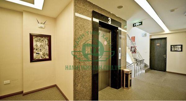 Chiếc thùng rác giúp khu thang máy trông thật sạch sẽ và sang trọng