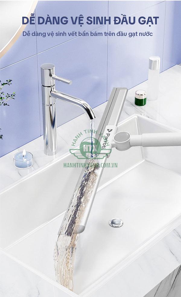 Vệ sinh lưỡi gạt sàn cẩn thận