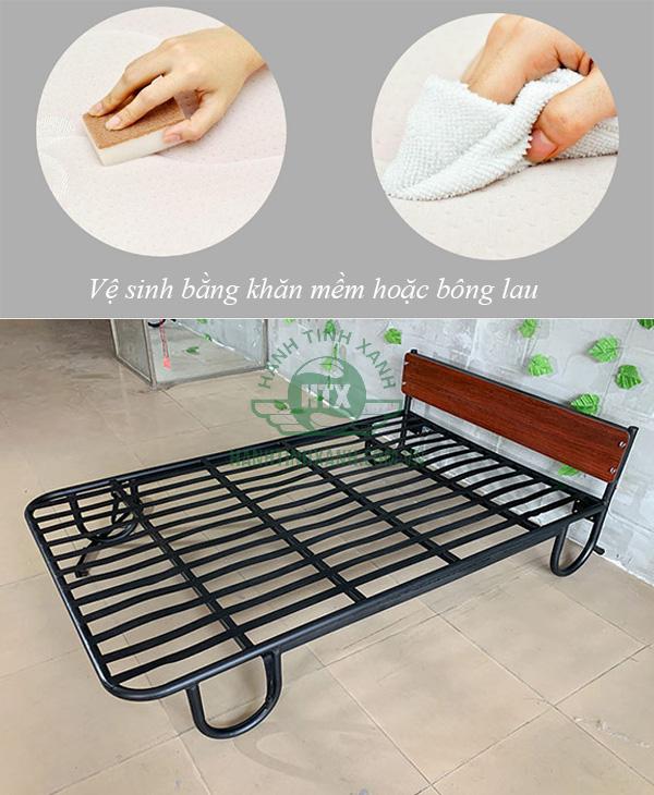 Dùng khăn ẩm vệ sinh khung giường