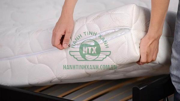 Tháo vỏ bọc nệm và giặt sạch