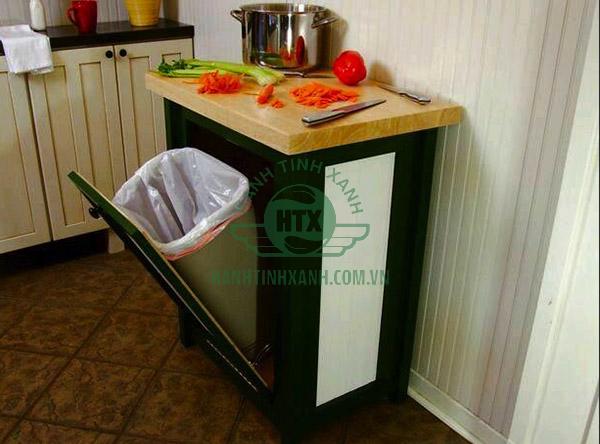 Thùng rác ngay dưới bàn chế biến thực phẩm tiện lợi cho việc chế biến