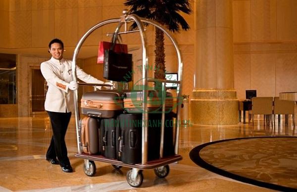 Một nhân viên có thể vận chuyển khối lượng hành lý lớn với xe đẩy