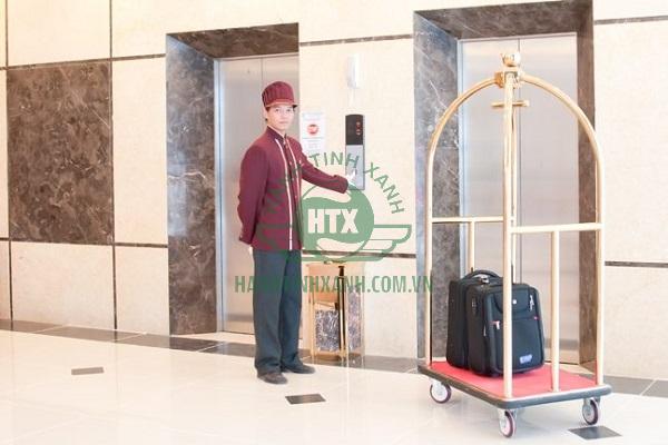 Sử dụng xe đẩy hành lý giúp tạo nên sự trang trọng và lịch thiệp cho khách sạn
