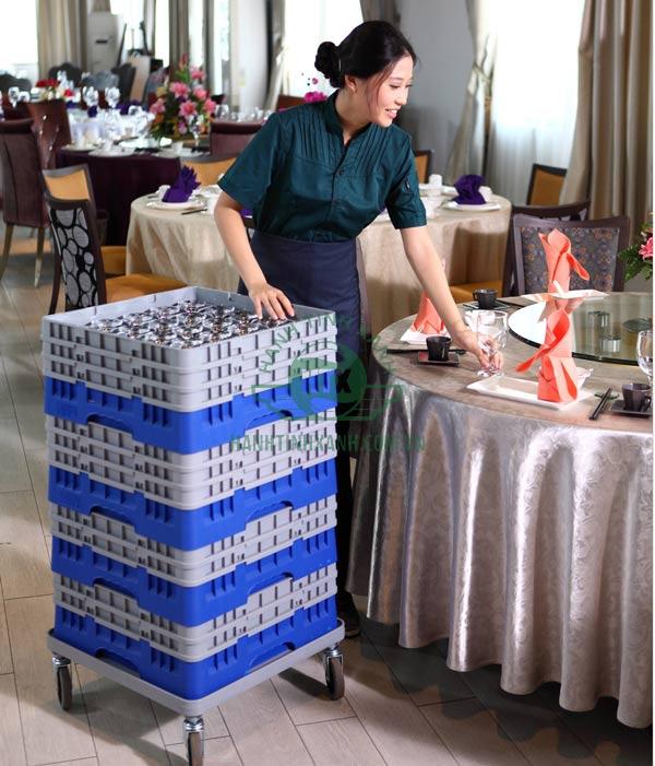 Sử dụng rack để đựng ly cốc chuyên dụng, thêm xe đẩy rack hỗ trợ