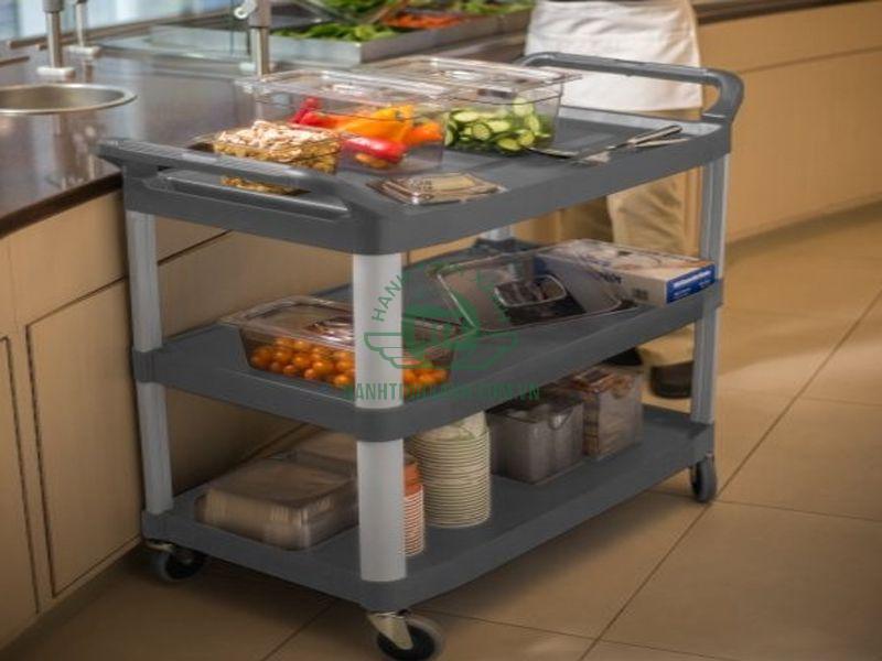 Xe đẩy thức ăn giúp vận chuyển món ăn từ bếp ra bàn khách