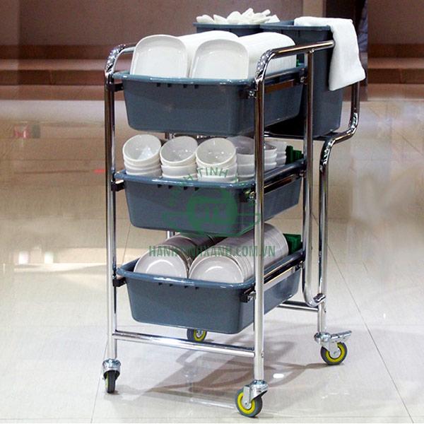 Xe dọn bàn ăn giúp thu gom bát đĩa, thức ăn thừa