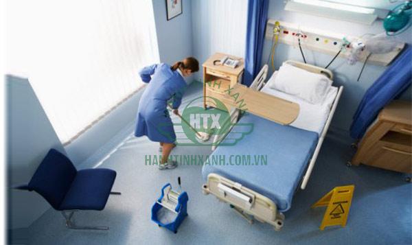 Phòng bệnh cần dọn vệ sinh và thay mới chăn ga mỗi ngày