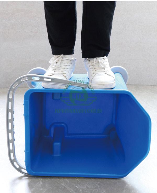 Kiểm chứng độ bền của xô đựng nước xe vắt móp bằng nhựa