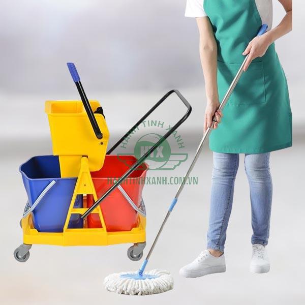 Sử dụng xe vắt móp và cây lau sàn ướt để tối ưu hiệu quả làm sạch