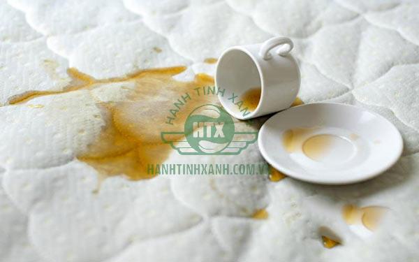 Cafe đổ trên nệm hồ bơi màu trắng để lại vết bẩn lớn