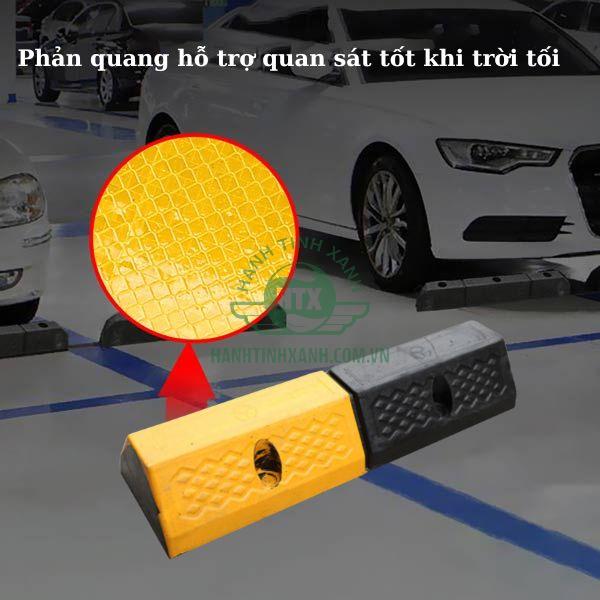 Bề mặt phản quang giúp cục chặn dễ thấy khi trời tối