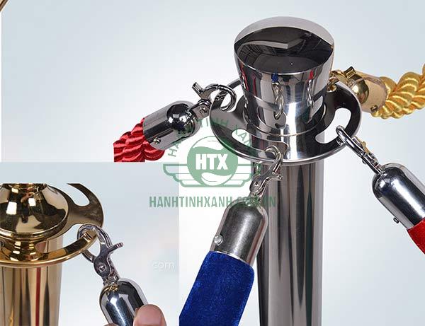 Đầu dây có móc treo bằng inox để liên kết với trụ chắn