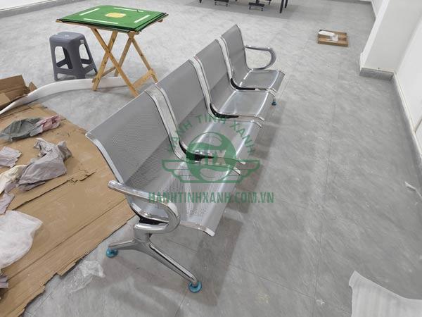 Hình ảnh lắp đặt ghế băng chờ tại kho Hành Tinh Xanh