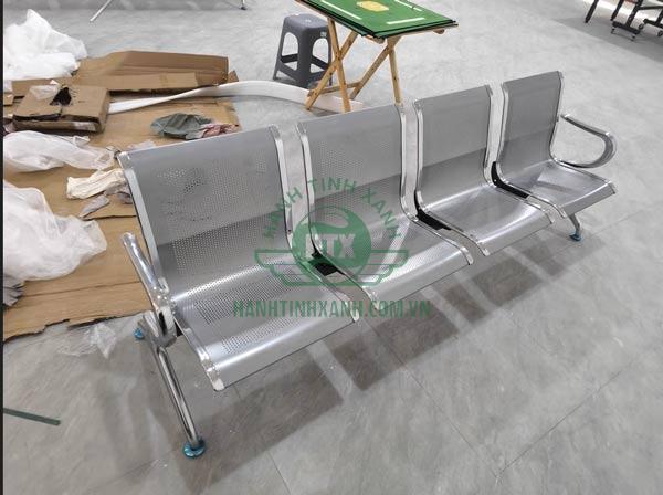 Hình ảnh lắp đặt ghế băng chờ tại kho Hành Tinh Xanh