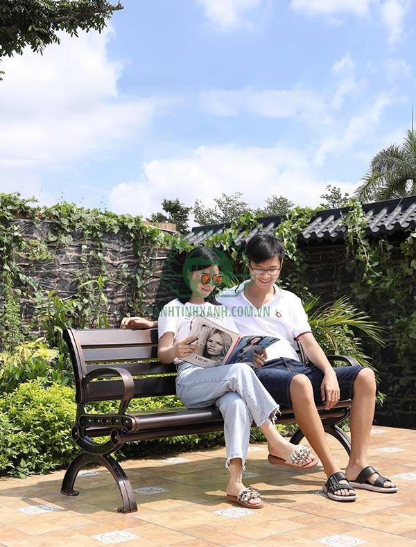 Ghế dài nhôm đúc có tựa nên cực kỳ thoải mái, an toàn