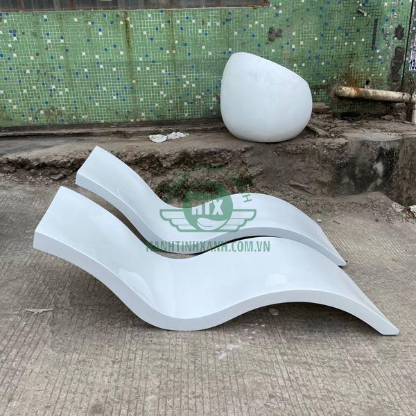 Ghế hồ bơi chữ S bằng nhựa composite tại kho Hành Tinh Xanh
