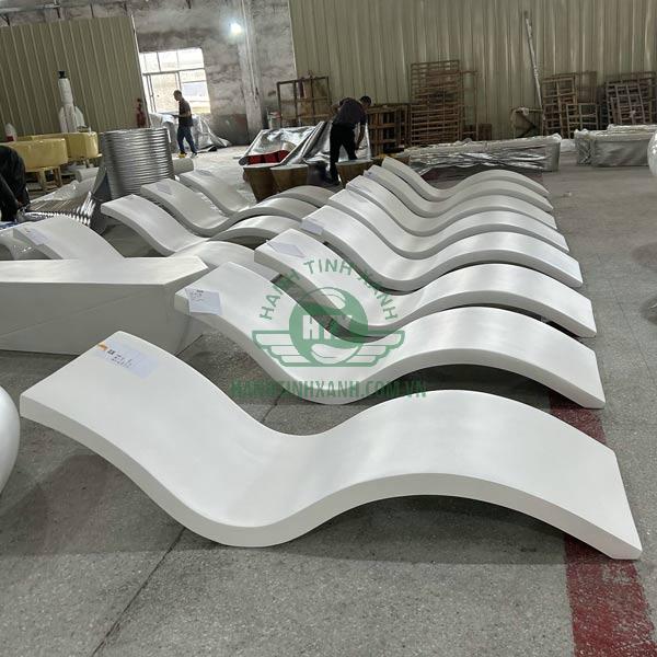 Ghế hồ bơi chữ S bằng nhựa composite tại kho Hành Tinh Xanh