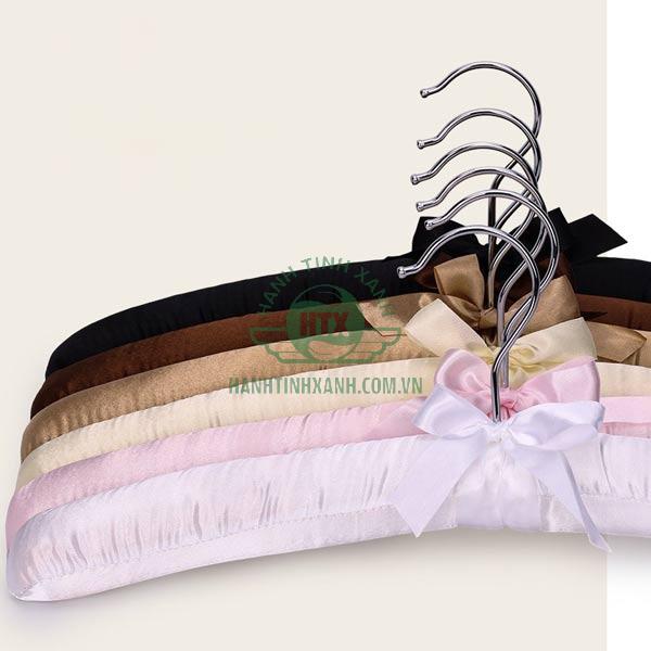 Vải lụa được bọc cẩn thận trên khung móc treo